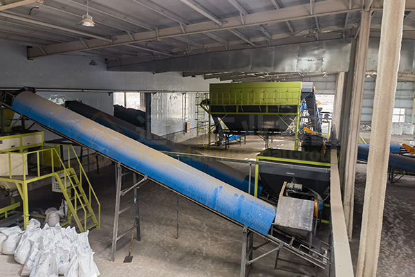 建有機(jī)肥廠解決了草原牛羊堆糞難題，牛羊糞如何進(jìn)一步加工處理做成綠色有機(jī)肥料?