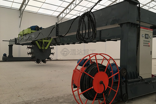 牛羊糞有機肥料發(fā)酵設備用大型輪盤翻堆機
