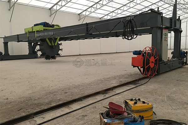 葉輪翻堆機(jī)跨度18米，輪盤可行走適合大型有機(jī)肥加工廠使用